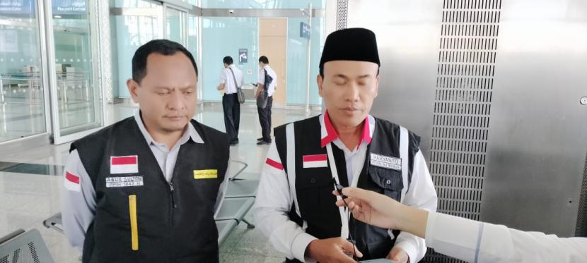 Kadaker Bandara Haryanto (kanan), menjelaskan jamaah haji asal Embarkasi Jakarta, Suhati, yang meninggal dunia Sabtu (4/6/2022) akan dimakamkan di Baqi Madinah.
