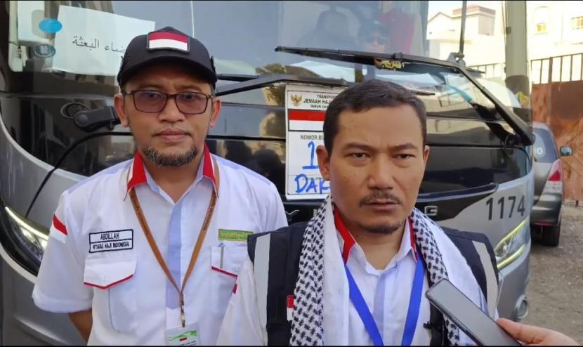 Kadaker Madinah Amin Handoyo dan Sesdaker Abdillah (bertopi) melepas pemberangkatan petugas PPIH Daker Madinah ke Makkah, Selasa (28/6).