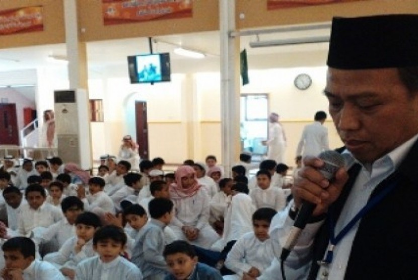 Kadaker Makkah Arsyad Hidayat membacakan sambutan saat berkunjung ke madrasah Al Mutawassithah Al Ashimah An Namudzajiyah di Aziziah, Makkah, Arab Saudi