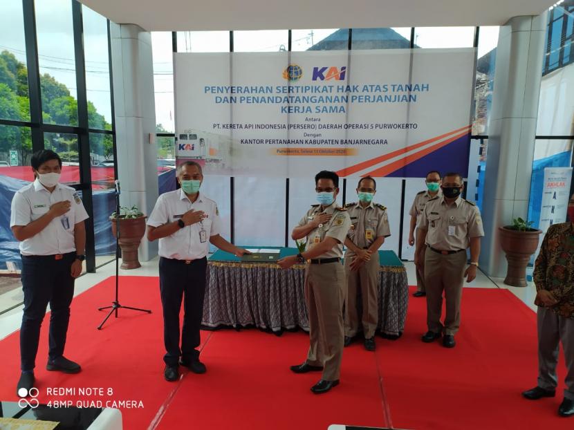 Kadaop 5 purwokerto, Agus Setiyono menerima 17 sertifikat tanah aset PT KAI Daop 5 Purwokerto dari Kepala BPN Banjarnegara, A Yani, Selasa (13/10).  