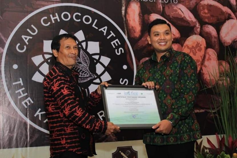 Kadek Surya, Petani Pengusaha Milenial asal Tabanan, Bali sekaligus juga Duta Petani Milenial Kementerian Pertanian yang mengembangkan usaha agribisnis komoditas kakao dengan produk “Cau Chocolates” hingga tembus pasar dunia