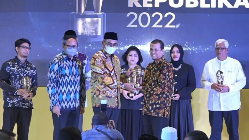 Kadep Manajemen Mutu BMH Pusat  Ismail, mewakili Dirut BMH Pusat Supendi, menerima Anugerah Syariah Republika Tahun 2022  kategori Lembaga Filantropi Pemberdayaan Dai Terbaik yang diserahkan oleh Pemimpin Redaksi Republika Irfan Junaidi.