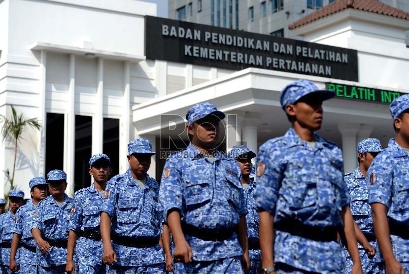 Kader bela negara Purbalingga dibekali nilai cinta tanah air. Foto:  Kader bela negara mengikuti upacara pembukaan pelatihan bela negara di Badiklat KeMenhan, Jakarta, Kamis (22/10).  (Republika/Wihdan)