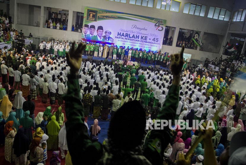 Kader dan simpatisan membaca sholawatan pada peringatan Hari Lahir (harlah) Partai Persatuan Pembangunan (PPP) di  Solo, Jawa Tengah.