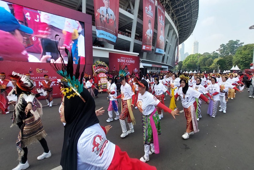 Kader dan simpatisan PDI Perjuangan (PDIP) melaksanakan flashmob menyambut puncak peringatan Bulan Bung Karno (BBK) 2023 di Stadion Gelora Bung Karno (GBK), Senayan, Jakarta, Sabtu (24/6/2023).