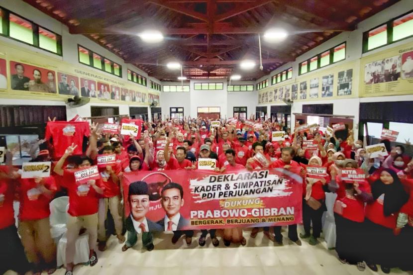 Kader dan simpatisan PDIP Mataraman di Jawa Timur, Selasa (28/11/2023), deklarasi mendukung Prabowo-Gibran.