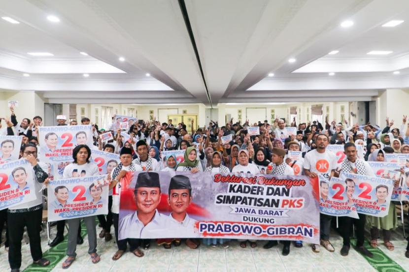 Kader dan simpatisan PKS Jabar deklarasi mendukung Prabowo-Gibran di Kabupaten Cianjur, Rabu (6/12/2023).