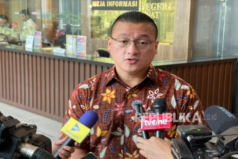 Kader DPD PDIP DKI Jakarta, Hardiyanto Kenneth saat memberikan keterangan di Jakarta, Kamis (3/7/2025). 