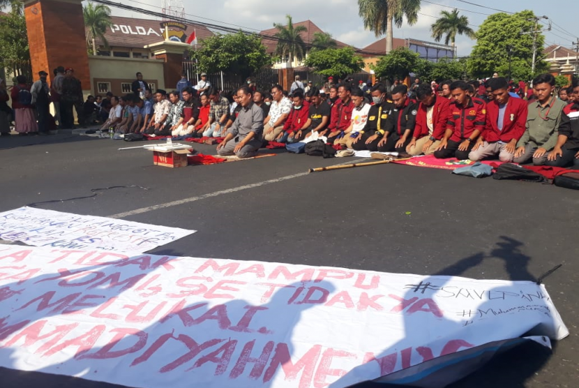 Kader Ikatan Mahasiswa Muhammadiyah mendatangi markas Polda DIY. Mereka datang menyampaikan rasa duka atas tindak represif polisi lalu melaksanakan shalat gaib untuk korban yang meninggal. 
