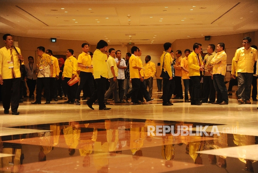 Sejumlah kader meninggalkan ruangan usai mengikuti penutupan Rapimnas Partai Golkar di Jakarta, Senin (25/1) malam. (Republika/Tahta Aidilla)