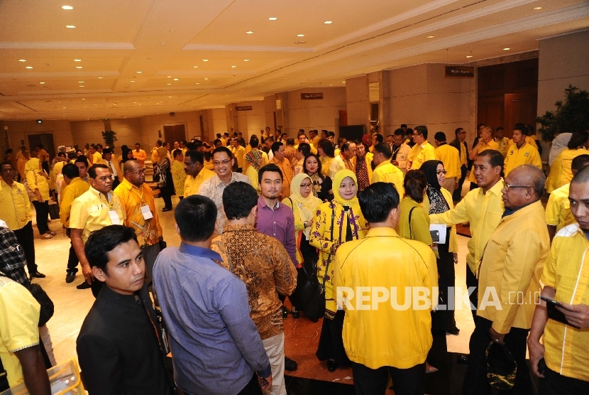 Sejumlah kader meninggalkan ruangan usai mengikuti penutupan Rapimnas Partai Golkar di Jakarta, Senin (25/1) malam. (Republika/Tahta Aidilla)