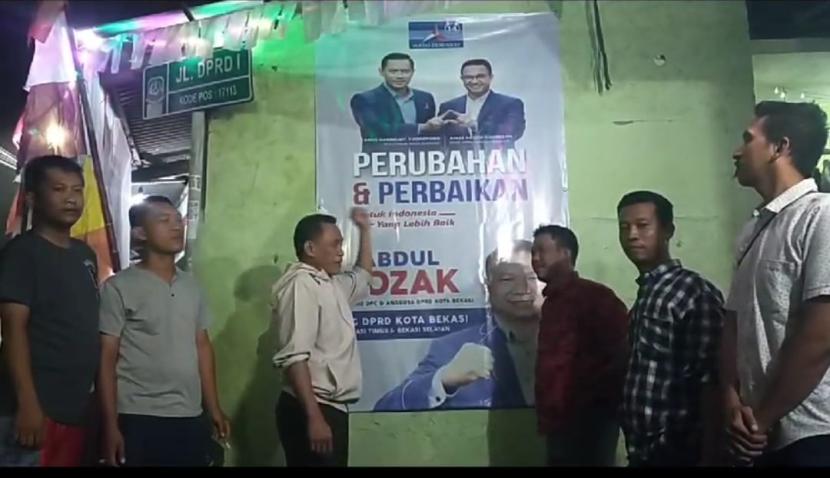 Kader Partai Demokrat di Kota Bekasi menurunkan seluruh spanduk, banner, dan baliho bergambar Anies Rasyid Baswedan.