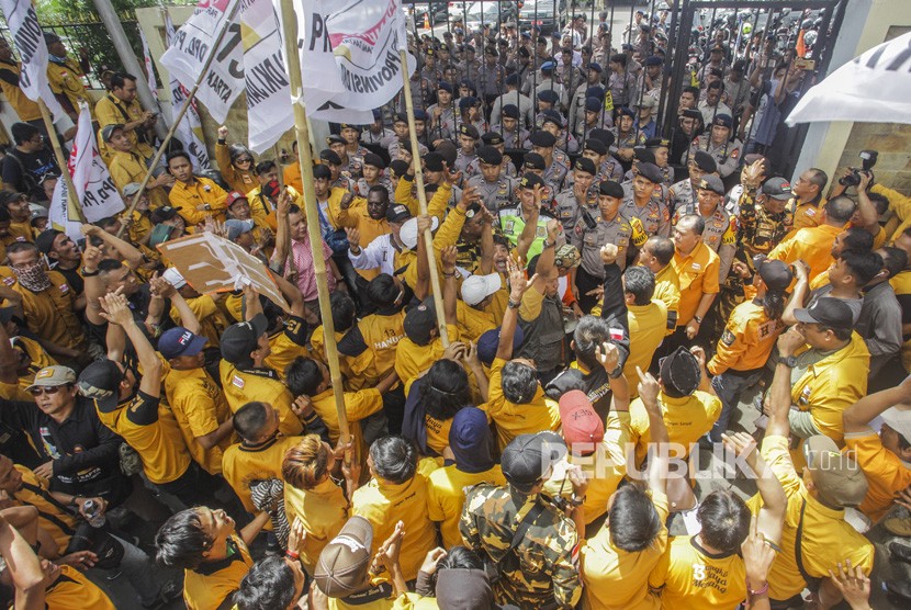 Kader Partai Hanura melakukan aksi dorong dengan pihak keamanan saat unjuk rasa di halaman kantor KPU Pusat, Jakarta, Kamis (20/12). P