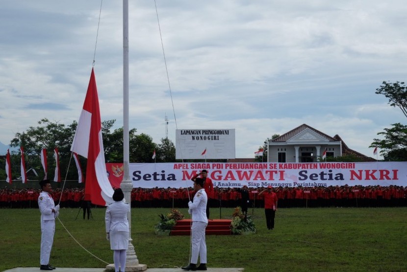  kader PDI Perjuangan se-Kabupaten Wonogiri menggelar apel siaga di Stadion Pringgondani, Ahad (5/1) pagi.