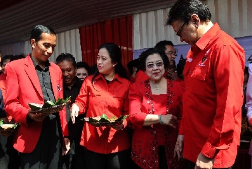 Kader PDI Perjuangan yang juga Gubernur DKI Jakarta Joko Widodo (kiri), Ketua Umum DPP PDI Perjuangan Megawati Soekarnoputri (ketiga kiri), Sekjen Tjahyo Kumolo (kanan) dan Ketua Harian BP Pemilu Puan Maharani (kedua kiri) 