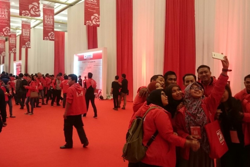 Kader PSI memasuki acara Kopdarnas di Jakarta Convention Center (JCC) Jakarta, Senin (16/11).