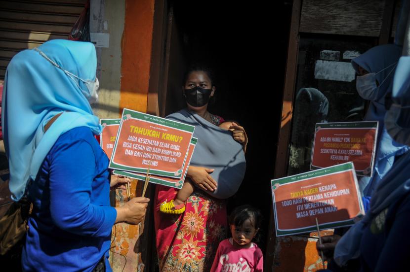 Kader Puskesmas Margahayu Raya berbincang dengan seorang ibu saat kampanye pencegahan stunting di permukiman padat penduduk di Margacinta, Bandung, Jawa Barat. Dinkes Jabar melakukan berbagai strategi untuk menggelorakan 2023 zero stunting.