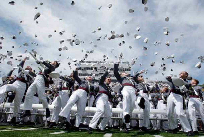 Kadet melemparkan topi mereka ke udara pada akhir upacara kelulusan di Akademi Militer AS di West Point, NY.
