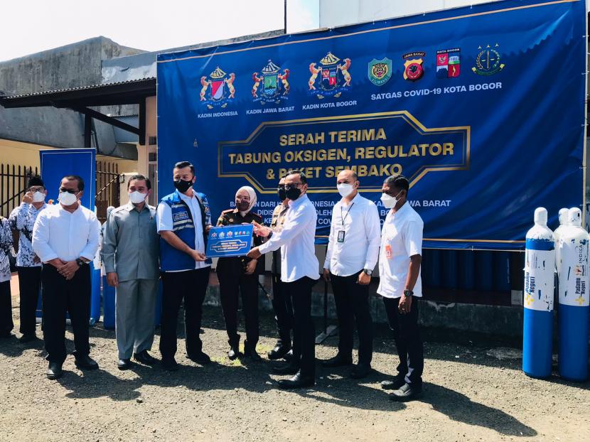 Kadin Kota Bogor menyalurkan bantuan oksigen dan paket sembako dari Kadin Pusat, untuk Posko Logistik Covid-19 Kota Bogor, Rabu (16/2). 