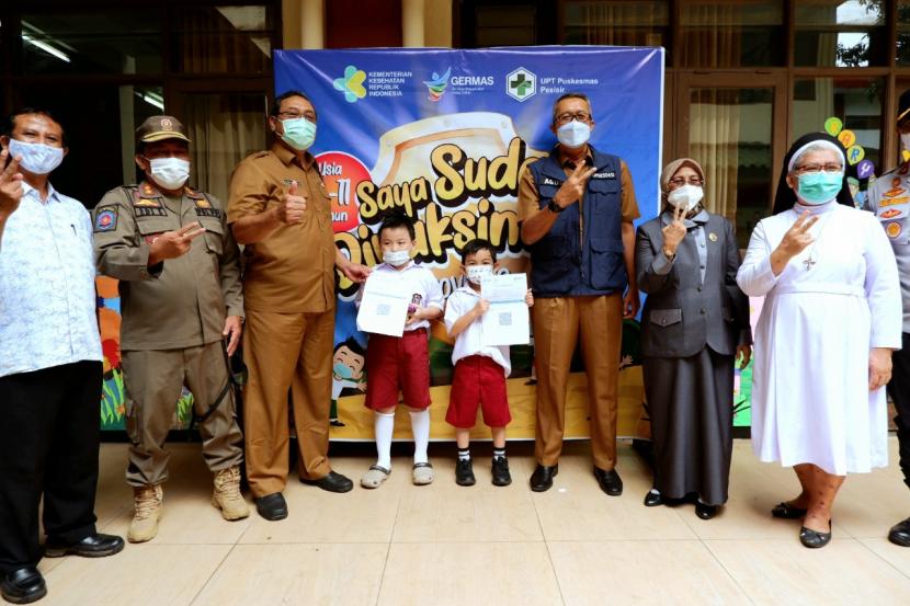 Kadinkes Kota Cirebon, Edy Sugiarto (ketiga dari kiri), bersama Sekda Kota Cirebon, Agus Mulyadi (ketiga dari kanan), saat meninjau vaksinasi anak, Senin (10/1/2022).