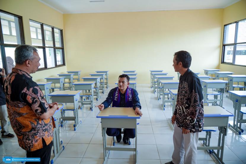 Kadisdik Jabar Dedi Supandi mengecek kondisi kelas.