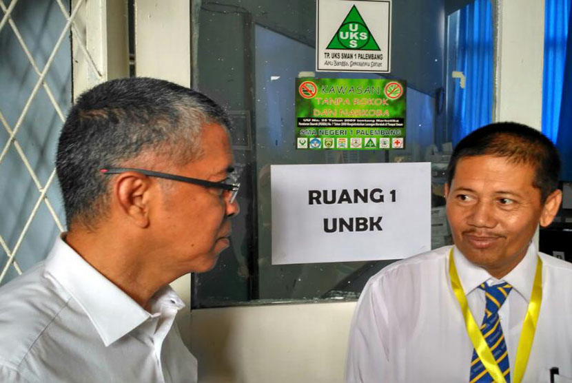 Kadisdik Sumsel Widodo (kiri) meninjau langsung pelaksanaan UNKB 2017 di sejumlah sekolah di Palembang, Senin (10/4).