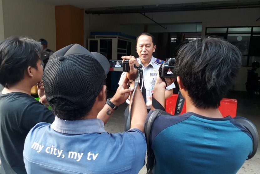 Kadishub Kota Depok, Dadang Wihana memberikan keterangan ke sejumlah wartawan soal parkir khusus wanita di gedung parkir Kantor Balai Kota Depok, Kamis (11/7).