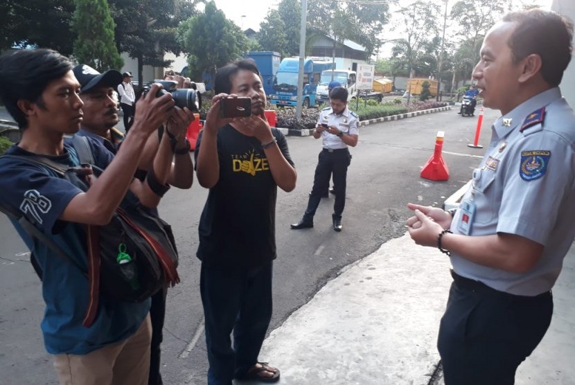 Kadishub Kota Depok, Dadang Wihana memberikan keterangan ke sejumlah wartawan soal parkir khusus wanita di gedung parkir Kantor Balai Kota Depok, Kamis (11/7).