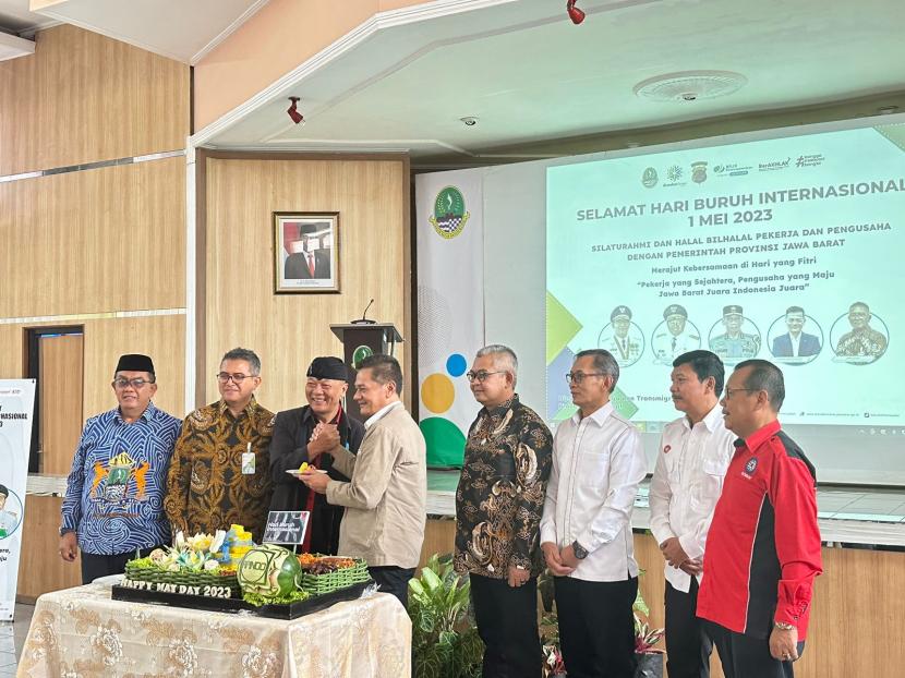Kadisnakertrans Jawa Barat Rachmat Taufik Garsadi (kanan baju krem) yang akrab disapa Taufik dalam acara Silaturahim May Day Tahun 2023 tingkat Provinsi Jawa Barat, Kamis (4/5/2023).