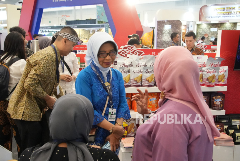 Kadisperindag Jabar Nining Yuliastiani, meninjau pameran UMKM Jabar