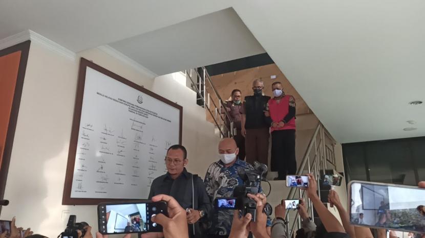 Kadispora Kabupaten Garut ditahan pihak kejaksaan karena diduga melakukan tindak pidana korupsi, Kamis (9/7).