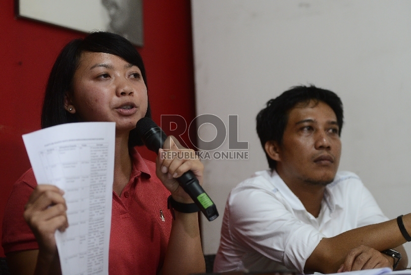 Kadiv Advokasi Hak Sipil Kontras Putri Kanesia (kiri), bersama Direktur LBH Pers Asep Komarudin (kanan) menunjukan surat edaran Kapolri saat berdiskusi bersama media di Jakarta, Selasa (10/11). 