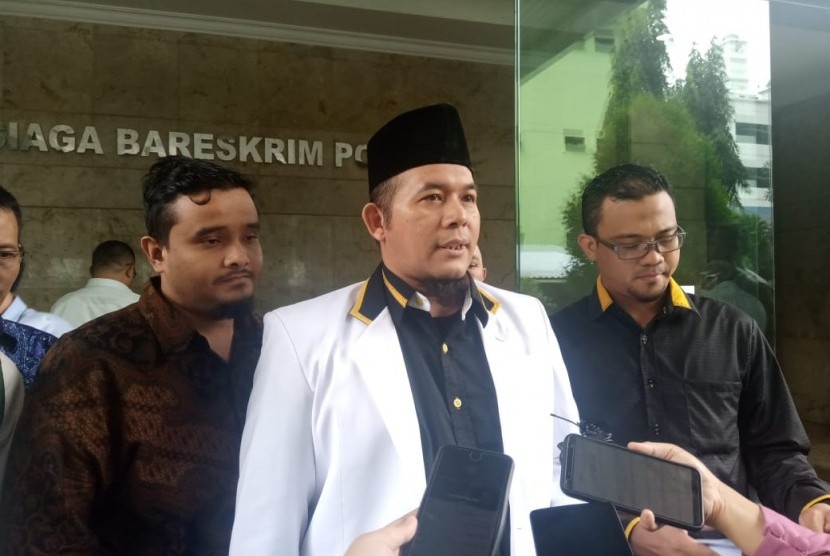 Kadiv Advokasi, Hukum, dan HAM DPP PKS, Ahmar Ihsan Rangkuti melaporkan sembilan akun penyebar hoaks ke Bareskrim Polri, Jakarta Pusat, Rabu (6/3).