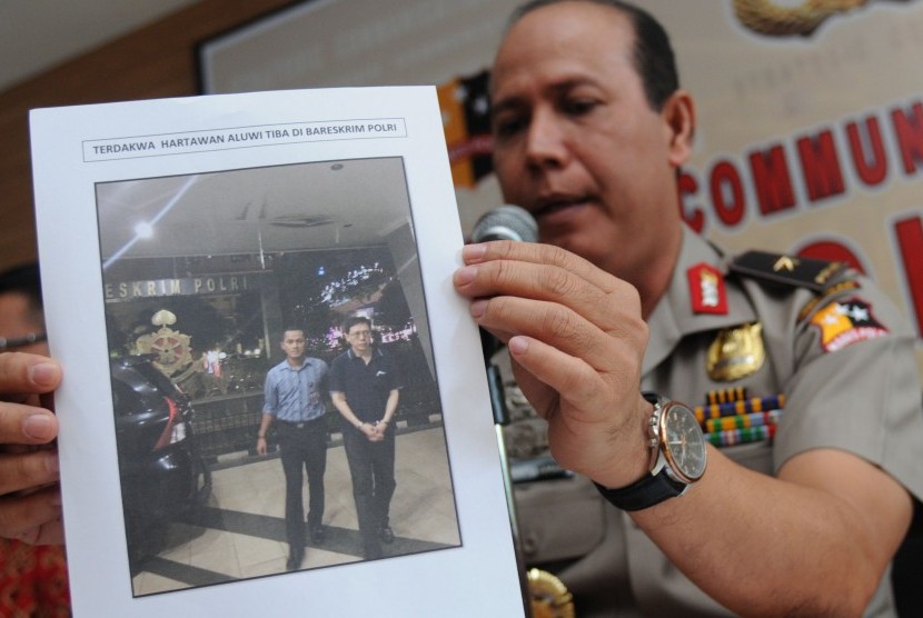 Kadiv Humas Mabes Polri Brigjen Pol Boy Rafli Amar memperlihatkan gambar penangkapan buron kasus Bank Century, Hartawan Aluwi di Mabes Polri, Jakarta, Jumat (22/4). 