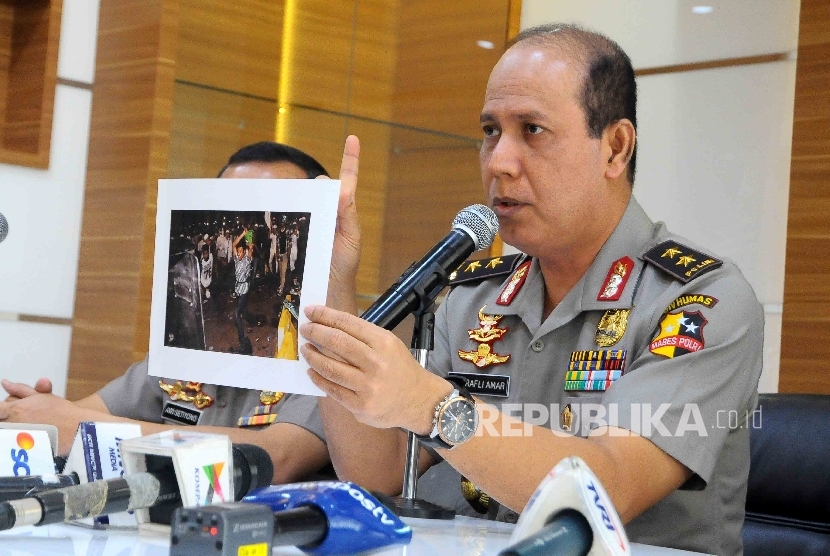  Kadiv Humas Mabes Polri Irjen Boy Rafli Amar menunjukan foto kerusuhan demo 4 november saat menggelar jumpa pers di Mabes Polri, Jakarta, Sabtu (5/11)