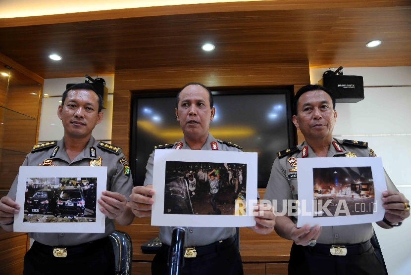Kadiv Humas Mabes Polri Irjen Boy Rafli Amar (tengah) menunjukan foto kerusuhan demo 4 november saat menggelar jumpa pers di Mabes Polri, Jakarta, Sabtu (5/11).