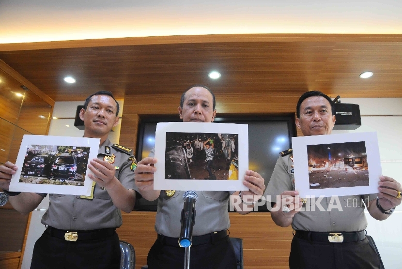 Kadiv Humas Mabes Polri Irjen Boy Rafli Amar (tengah) menunjukan foto kerusuhan demo 4 november saat menggelar jumpa pers di Mabes Polri, Jakarta, Sabtu (5/11).