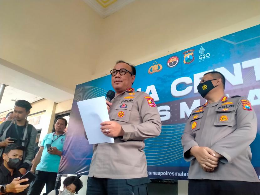 Kadiv Humas Mabes Polri, Irjen Pol Dedi Prasetyo memberikan keterangan pers mengenai perkembangan kasus tragedi Kanjuruhan di Mapolres Malang, Selasa (4/10/2022). 
