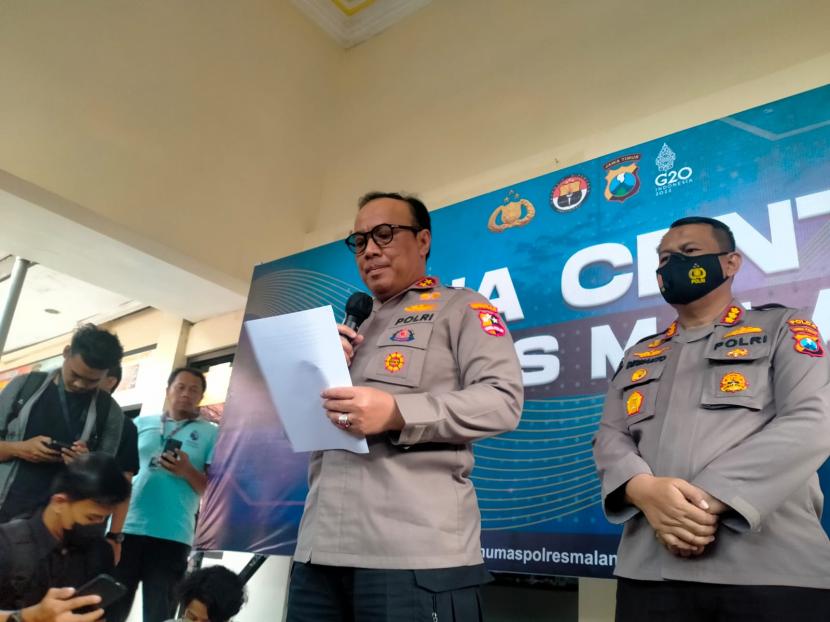 Kadiv Humas Mabes Polri, Irjen Pol Dedi Prasetyo memberikan keterangan pers mengenai perkembangan kasus tragedi Kanjuruhan di Mapolres Malang, Selasa (4/10/2022).