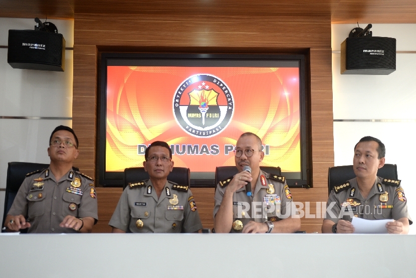  Kadiv Humas Mabes Polri Irjen Pol Setyo Wasisto (kedua kanan) didampingi Kabagpenum Divhumas Polri Kombes Pol Martinus Sitompu (kedua kiri) dalam suatu kegiatan keterangan pers di Mabes Polri, Jakarta.