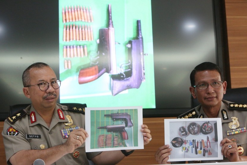 Spokesman of the Indonesian Police Inspector General Setyo Wasisto (left) accompanied by Chief of National Police's Public Relations Senior Commissioner Martinus Sitompul showed photos of two assembled guns as evidences of terrorist group network in Bima, during a press release at National Police headquarters, Jakarta, Tuesday.  