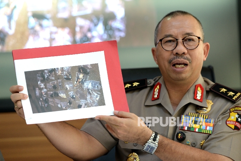 Kadiv Humas Mabes Polri Irjen Pol Setyo Wasisto menunjukkan barang bukti bom Kampung Melayu saat memberikan keterangan pers di Mabes Polri, Jakarta, Kamis (25/5).