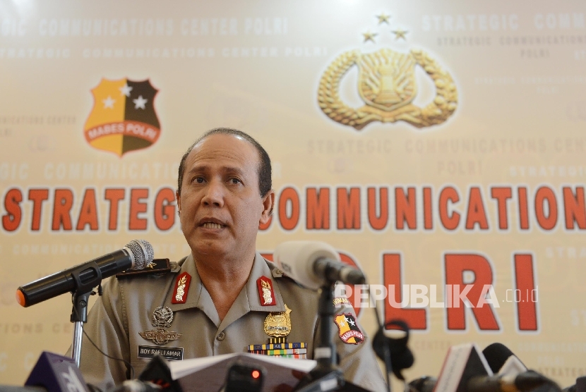  Kadiv Humas Polri Irjen Pol Boy Rafli Amar memberikan keterangan kepada wartawan terkait kontak senjata yang diduga menewaskan teroris Santoso di Mabes Polri, Jakarta, Selasa (19/7).  (Republika/Raisan Al Farisi)