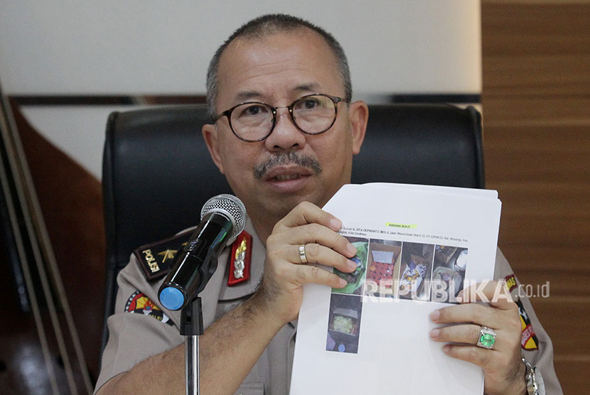 Kadiv Humas Polri Irjen Pol Setyo Wasisto menunjukkan barang bukti bom yang digunakan oleh Para Terduga Teroris saat keterangan pers mengenai kasus teror Bom Surabaya di Mabes Polri, Jakarta, Selasa (15/5).