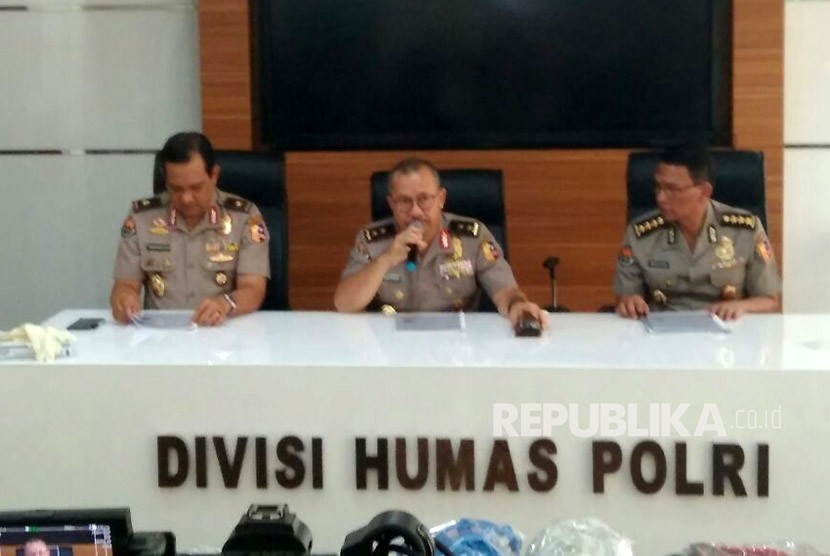 Kadiv Humas Polri Irjen Setyo Wasisto, Karopenmas Polri Brigjen Rikwanto dan Kabagpenum Polri Kombes Martinus Sitompul merilis penangkapan teroris terkait aksi terorisme Bima Nusa Tenggara Barat, di Markas Besar Polri, Jakarta, Senin (6/11). 