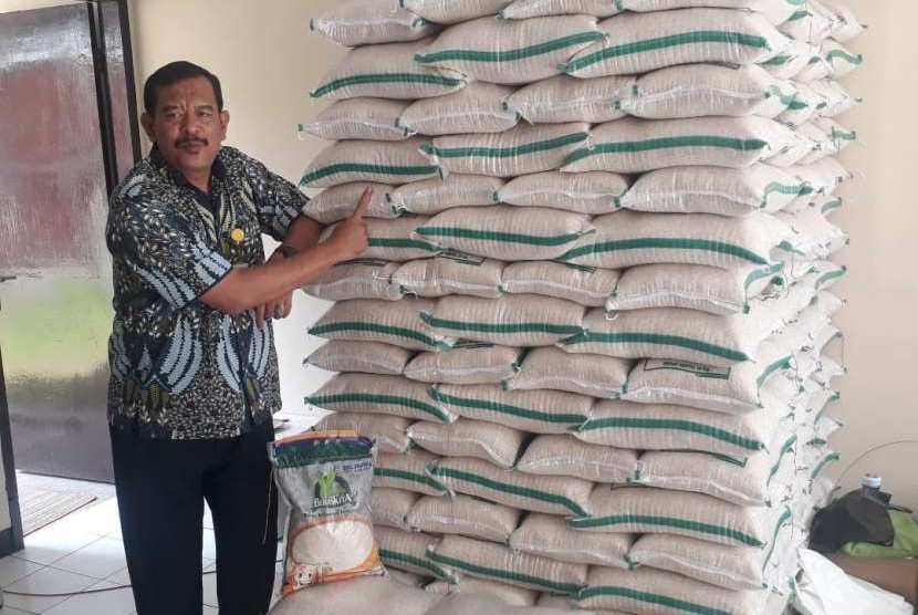 Kadivre Bulog Jabar Achmad Ma'mun, menunjukkan stok dan beras sachetan di Rumah Pangan Kita (RPK) Center Margacinta Kota Bandung, Kamis (23/8). Stok beras di Jabar masih aman untuk sembilan bulan ke depan. 