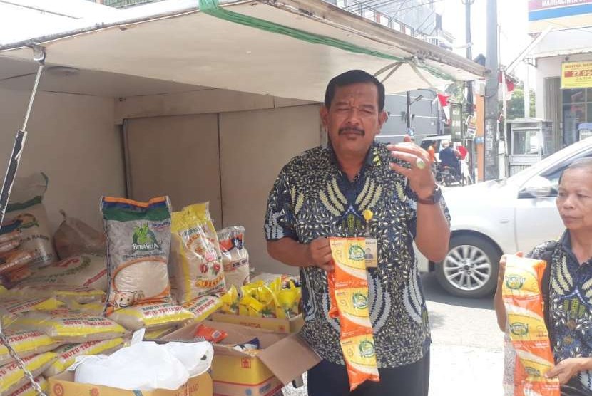 Kadivre Bulog Jabar Achmad Ma'mun, menunjukkan stok dan beras sachetan di Rumah Pangan Kita (RPK) Center Margacinta Kota Bandung, Kamis (23/8). Stok beras di Jabar masih aman untuk sembilan bulan ke depan.