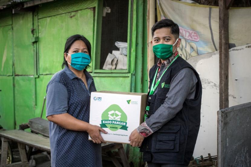 Kado Pangan untuk Kawan merupakan Program pemberian sembako dari Dompet Dhuafa bagi keluarga dengan ekonomi bawah sebagai dampak pandemi Covid-19. 