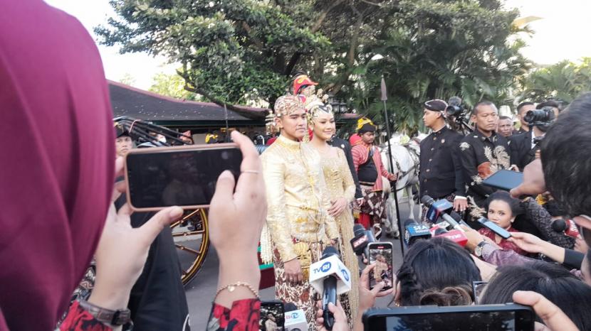 Kaesang dan Erina memberikan keterangan usai prosesi akad nikah di depan Pendopo Royal Ambarrukmo, Sleman, DIY, Sabtu (10/12).