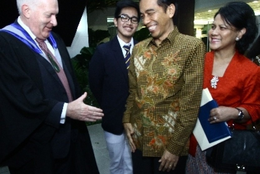 Kaesang Pangarep bersama kedua orang tuanya di Anglo-Chinese School, Singapura.